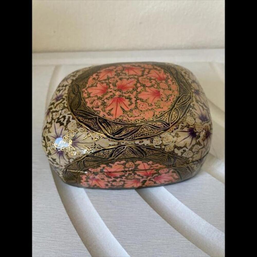 hand painted floral black lacquer Trinket Box 5”x4” - Picture 3 of 8